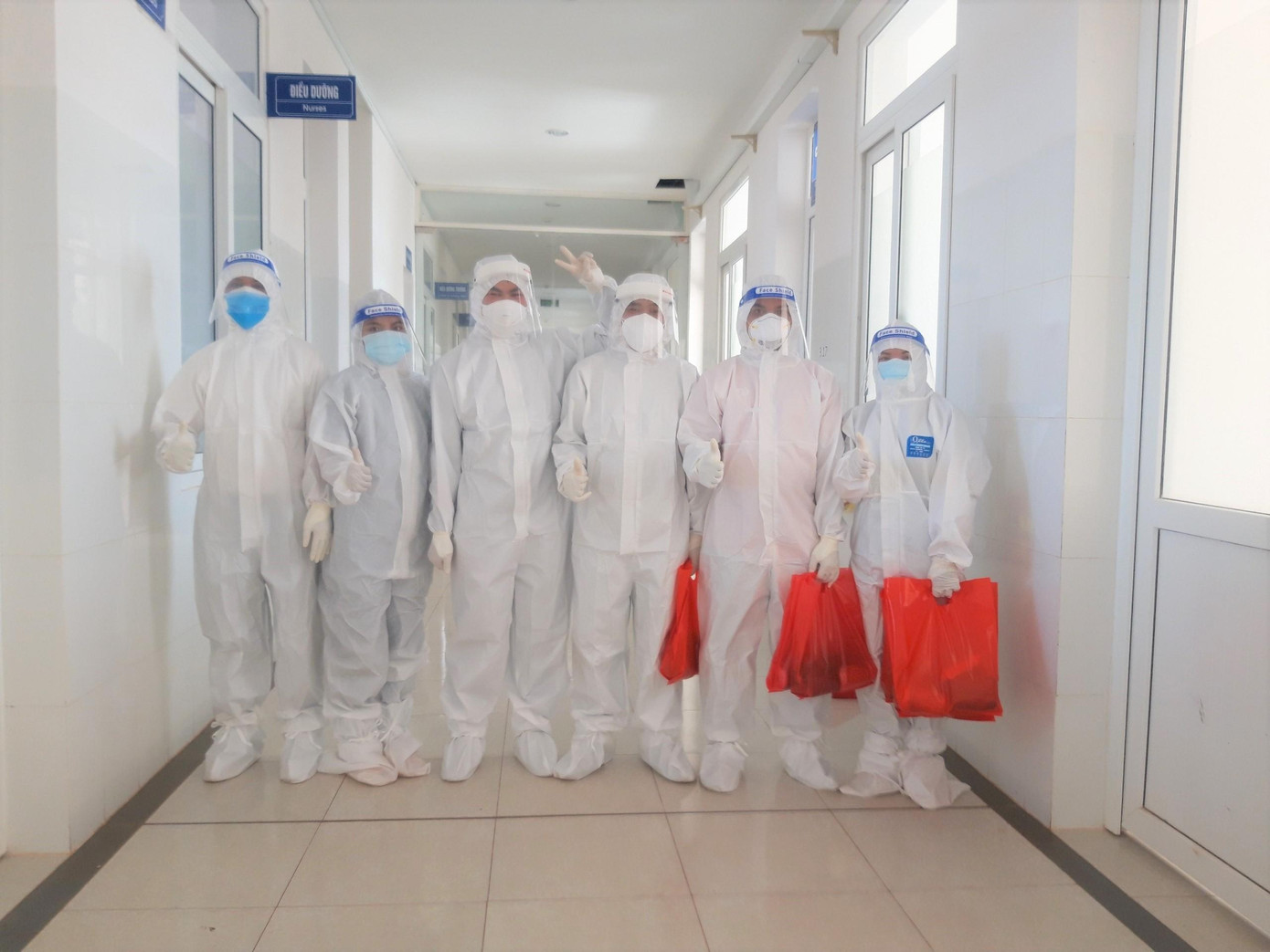 Các cán bộ, nhân viên trung tâm cùng đoàn thanh niên đi tặng quà cho các bệnh nhân F0 Các cán bộ, nhân viên trung tâm cùng đoàn thanh niên đi tặng quà cho các bệnh nhân F0