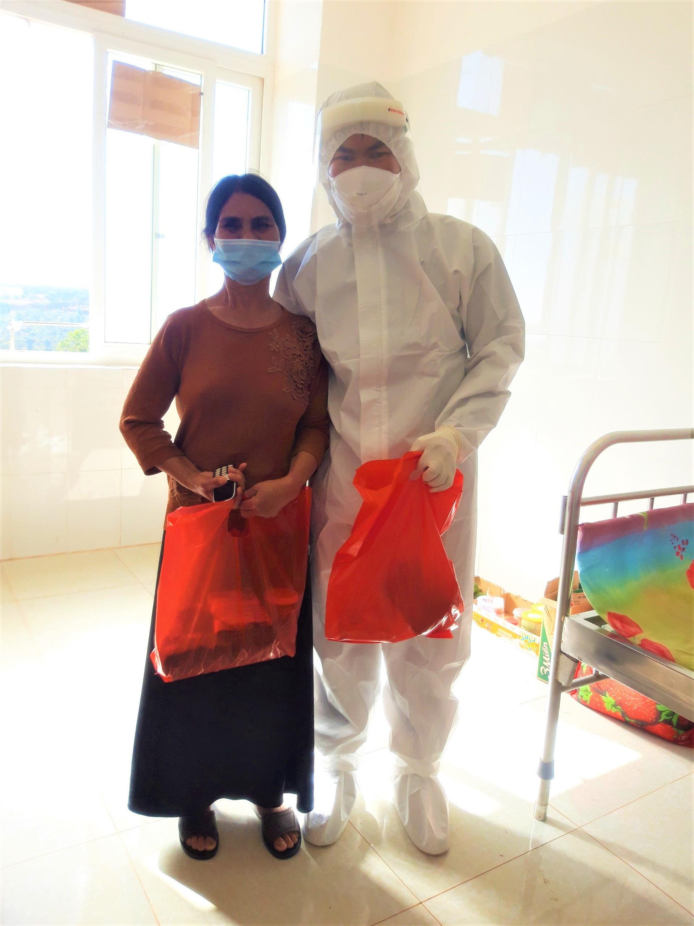 Một bệnh nhân được nhận quà Tết Một bệnh nhân được nhận quà Tết