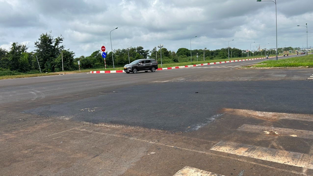 Mặt đường bị đào lên thảm lại Mặt đường bị đào lên thảm lại