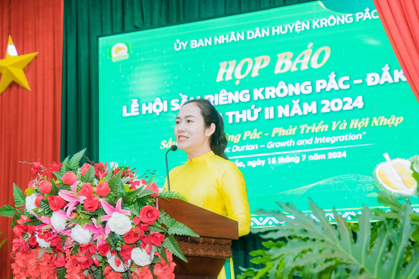 Ngô Thị Minh Trinh - Phó Chủ tịch UBND huyện Krông Pắc - thông tin tại cuộc họp báo.
