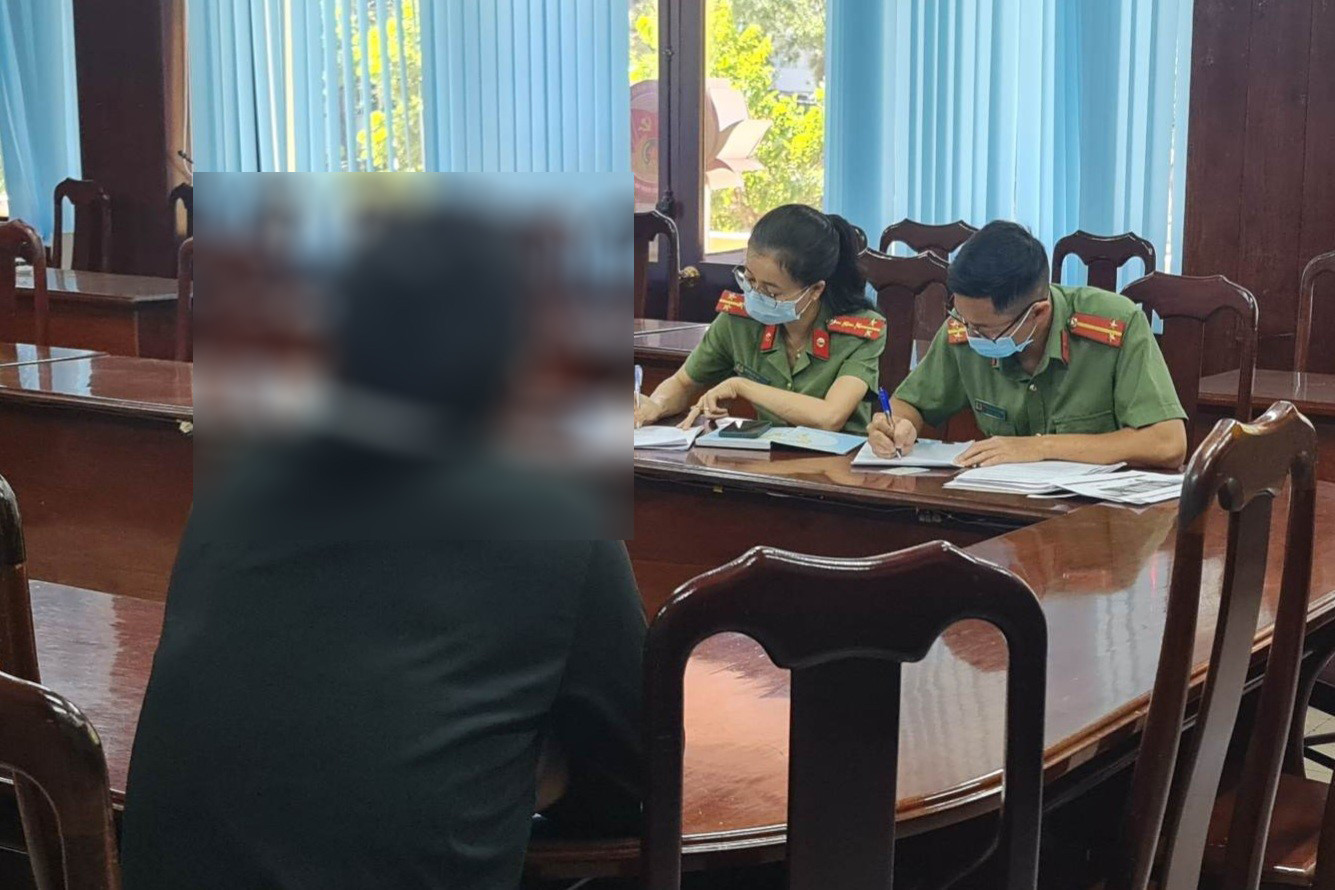 Công an làm việc với chủ tài khoản facebook. Ảnh: Công an cung cấp