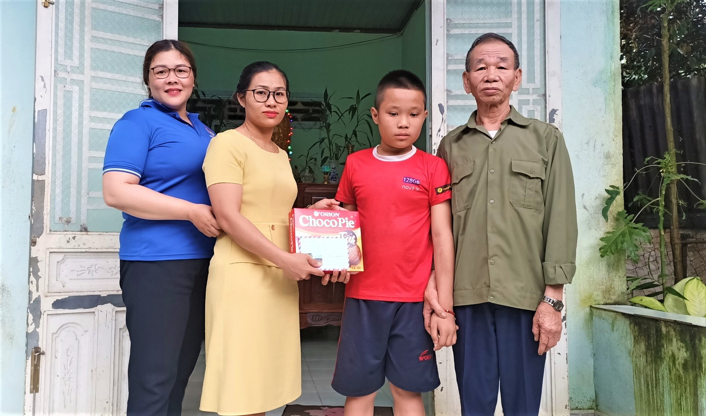 Chị Trang (thứ 2 từ trái qua) Hội LHPN nhận sự uỷ quyền của Hội LHPN tỉnh Đắk Nông tặng quà Trung thu cho cháu Nguyễn Thái Hiếu