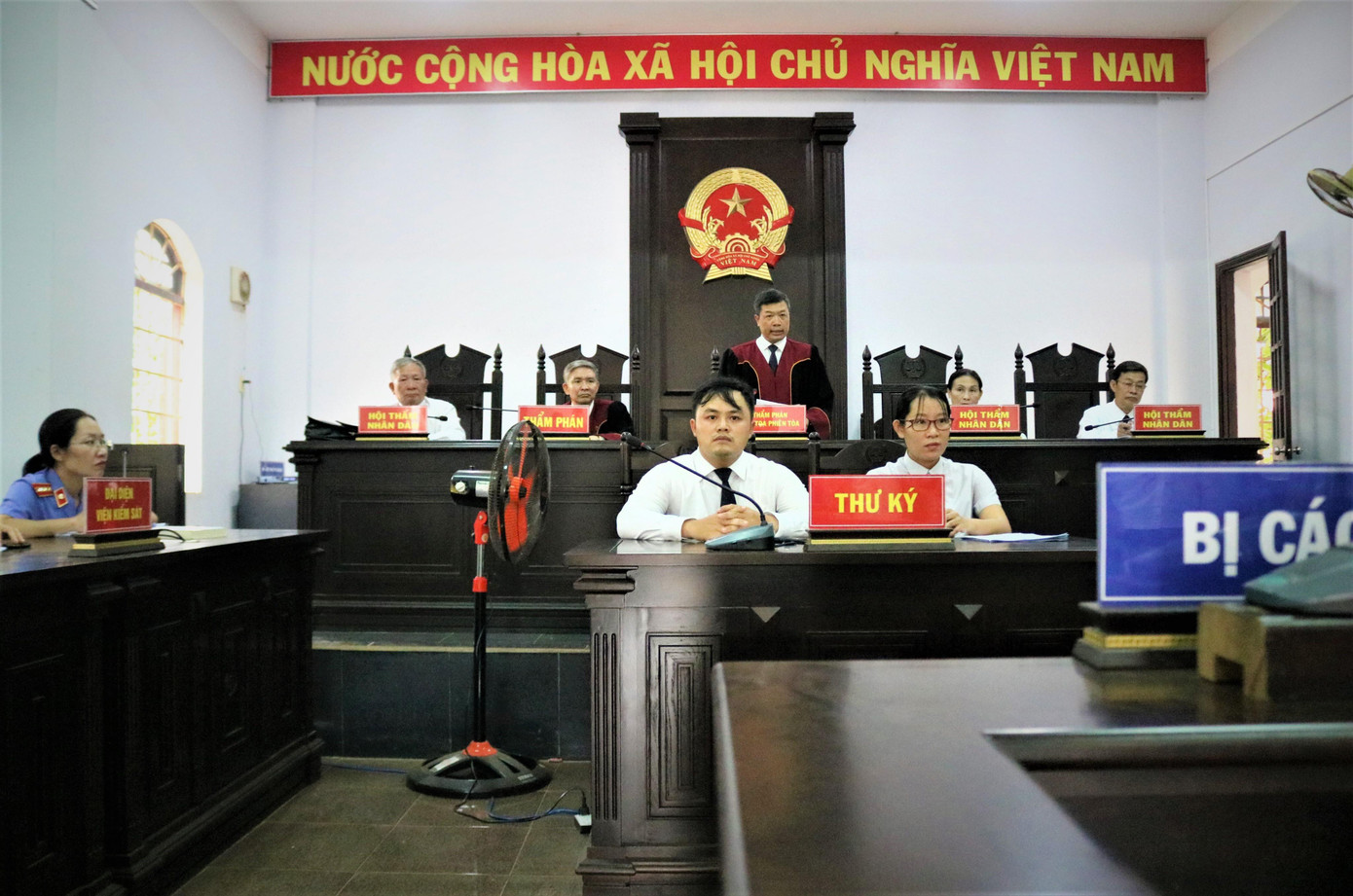 Thẩm phán, chủ tọa phiên tòa Lương Đức Dương công bố quyết định trả hồ sơ vụ án