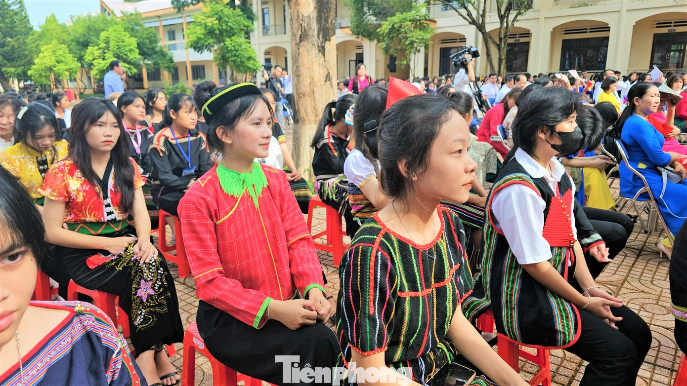 Các nữ sinh dịu dàng trong trang phục truyền thống