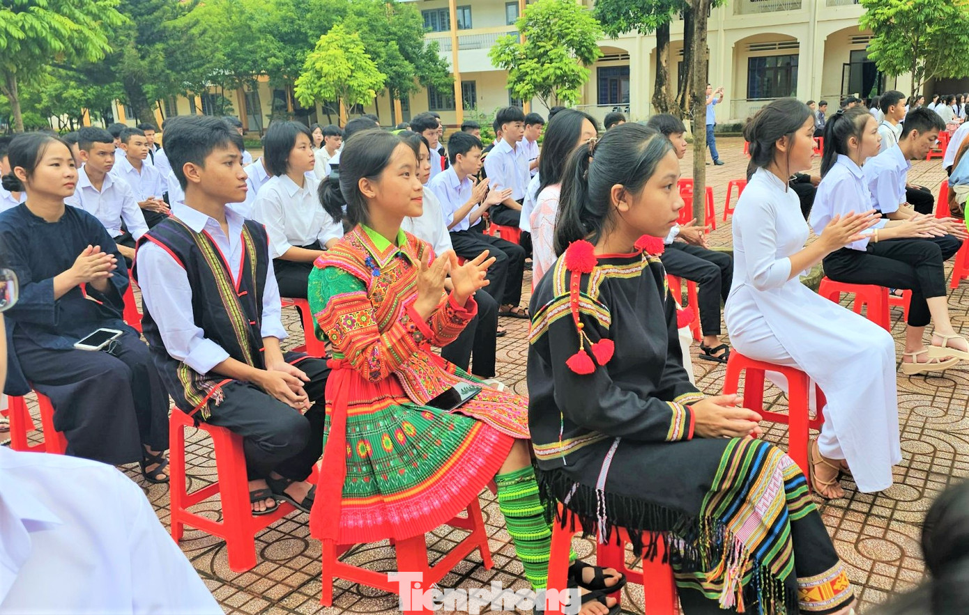 Các học sinh phấn khởi trước năm học mới