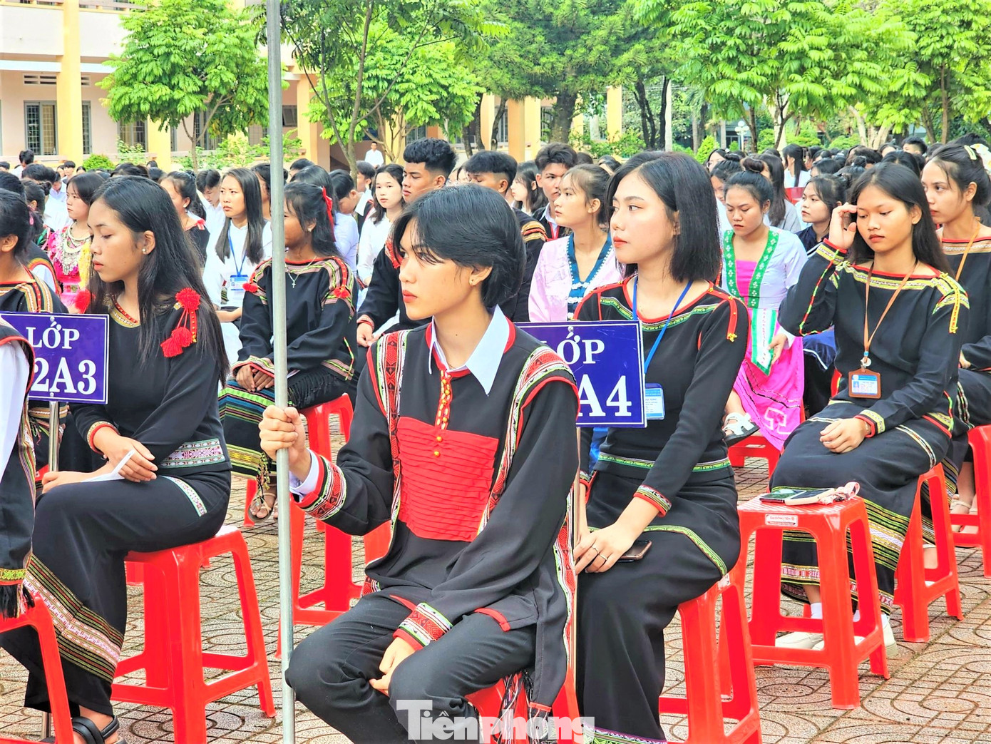 Sân trường rực rỡ sắc màu thổ cẩm truyền thống trong ngày khai giảng