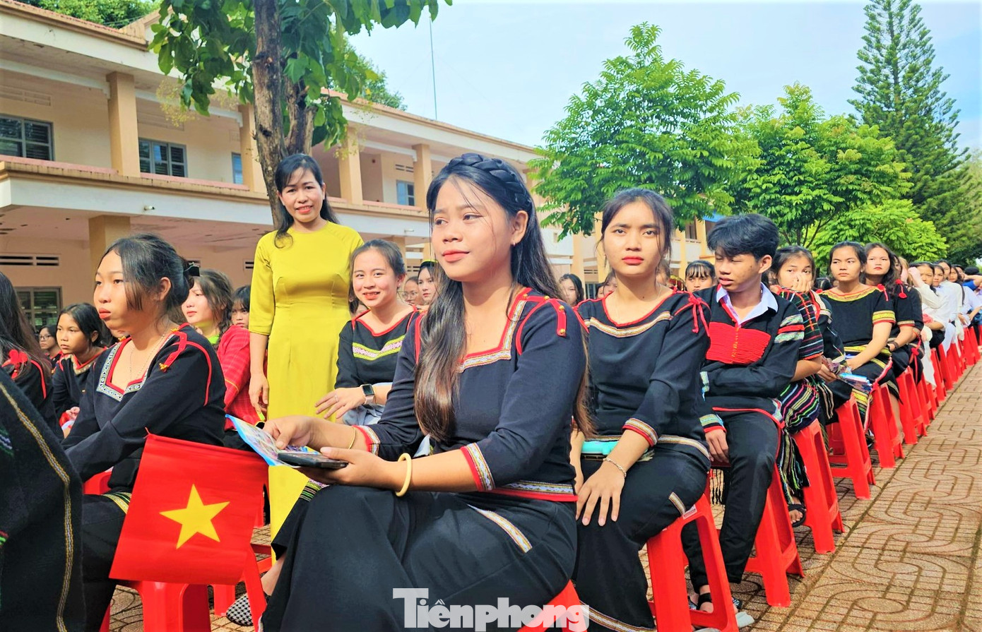 Trường THPT Dân tộc nội trú N'Trang Lơng là ngôi trường có nhiều học sinh dân tộc thiểu số nhất tỉnh Đắk Lắk với hơn 500 em. Trong đó, có tới 95% là học sinh người dân tộc thiểu số: Êđê, M'nông, Tày, Mông, Thái... Trong ảnh: Cô trò trường THPT Dân tộc nội trú N'Trang Lơng trong lễ khai giảng