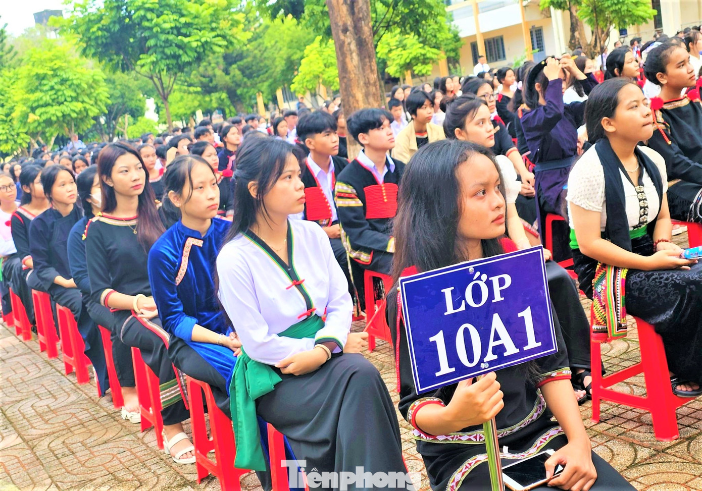 Hình ảnh nữ sinh diện trang phục thổ cẩm trong lễ khai giảng