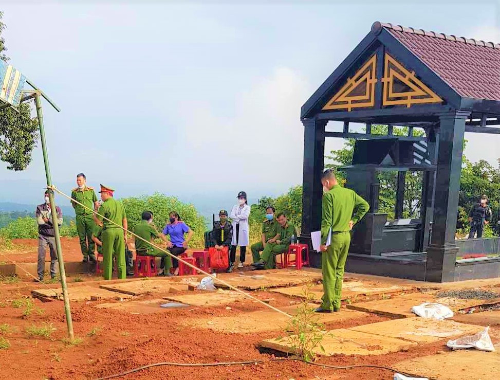 Cơ quan chức năng tiến hành khai quật mộ ông T.