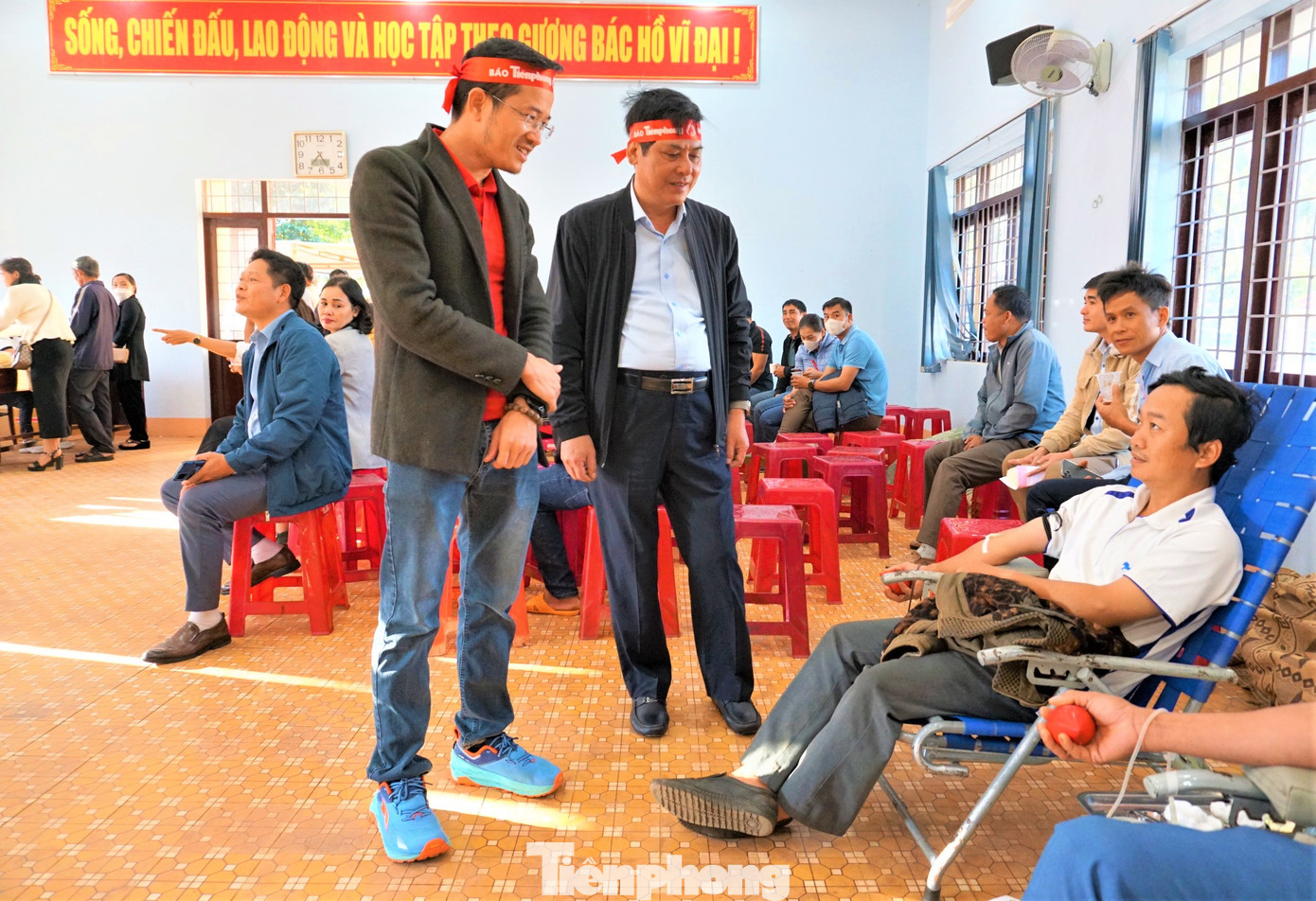Nhà báo Nguyễn Văn Tuấn cùng ông Trần Đình Nhuận - Bí thư Huyện ủy Cư M’gar (giữa) động viên người tham gia hiến máu.