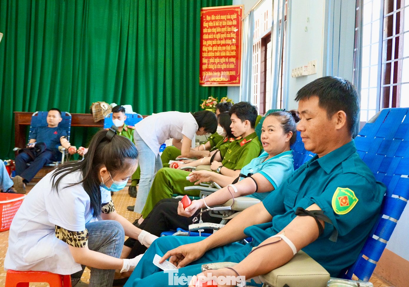 Các lực lượng tham gia hiến máu.