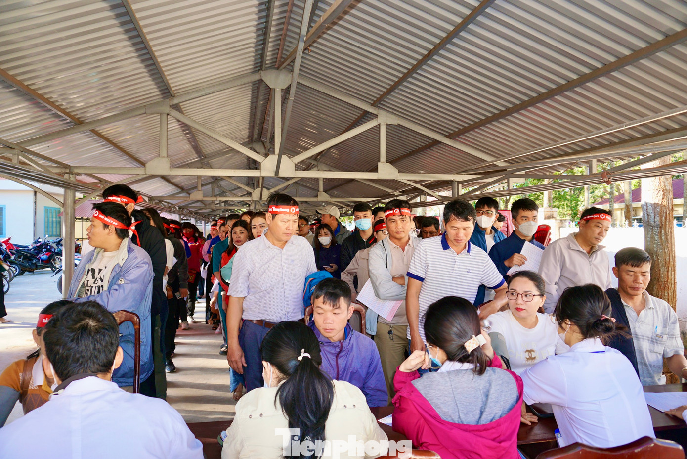 Đông đảo người dân tham gia ngày hội hiến máu Chủ Nhật Đỏ