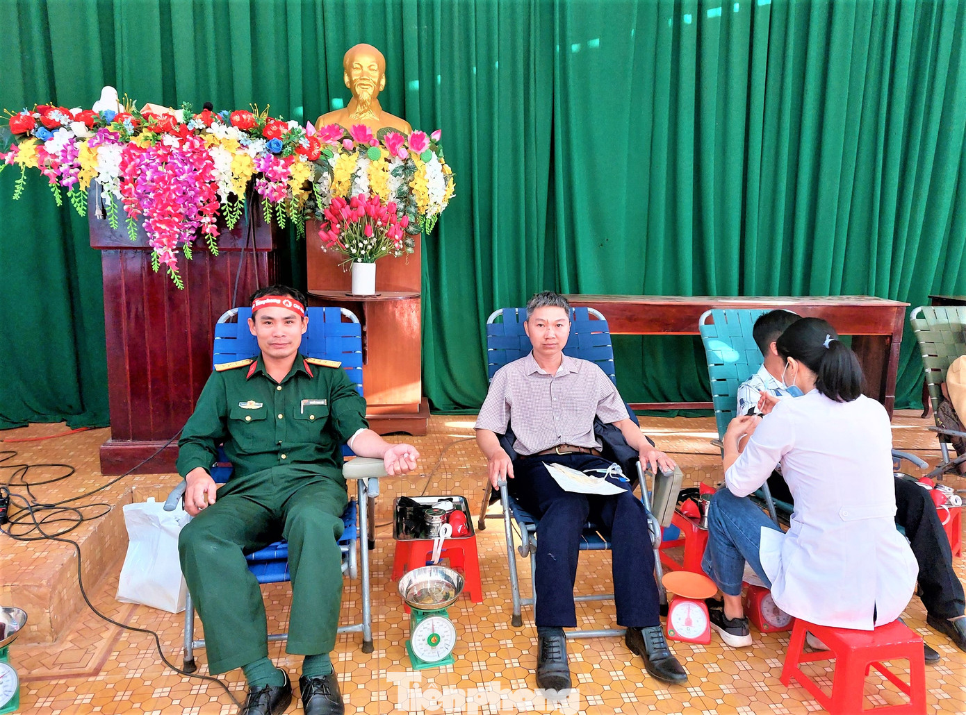 Đại úy Nguyễn Trung Hải (trái) tham gia hiến máu