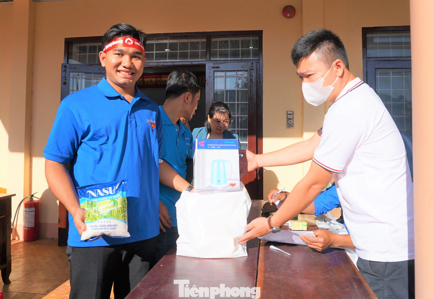 Tình nguyện viên nhận quà từ chương trình