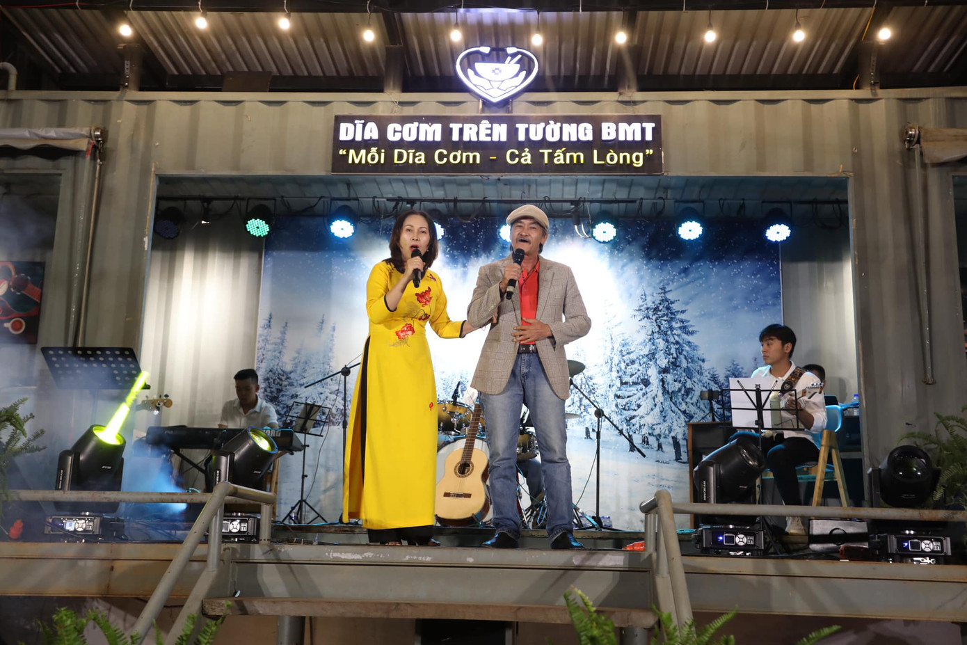 Đêm nhạc để xin cơm cho bệnh nhân rất được nhà hảo tâm ủng hộ. Ảnh: Ban điều hành DCTT BMT Đêm nhạc để xin cơm cho bệnh nhân rất được nhà hảo tâm ủng hộ. Ảnh: Ban điều hành DCTT BMT