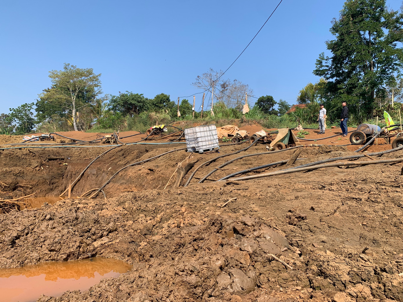 Người dân cố gắng vét nước tưới cây