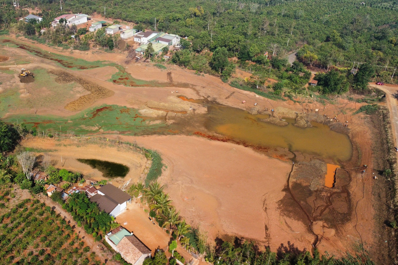 Một hồ chứa nước ở huyện Đắk Mil sắp trơ đáy. Ảnh: Lê Phước