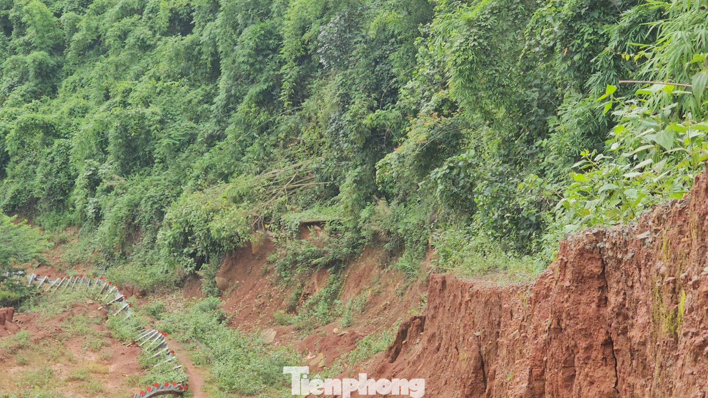 Bên sườn đồi, hiện tượng sụt lún còn diễn biến phức tạp