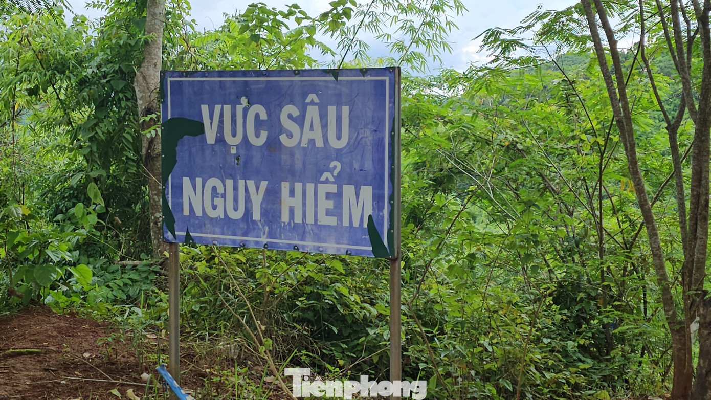 Bảng cảnh báo ngay khu sạt lở