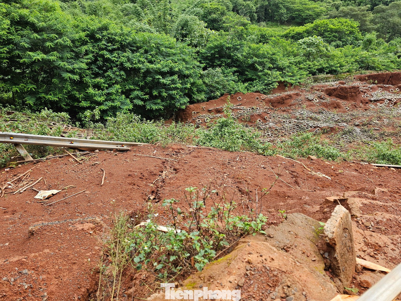 Đến nay, sự cố sụt lở công trình vẫn ngổn ngang
