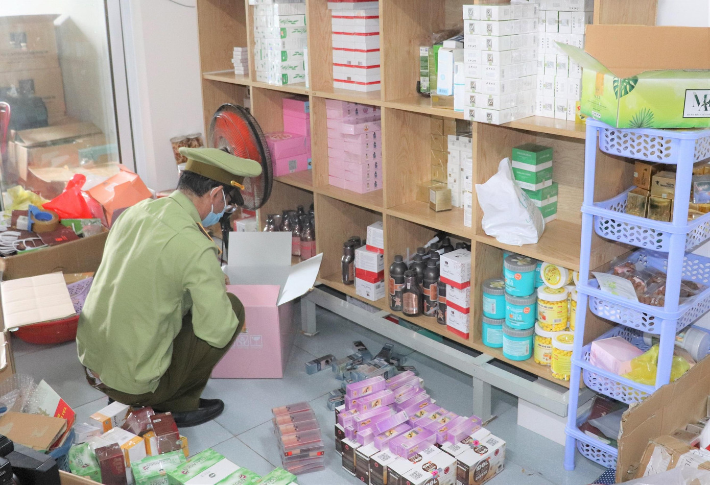 Chủ cơ sở cho hay toàn bộ số hàng hóa trên mua trôi nổi trên thị trường