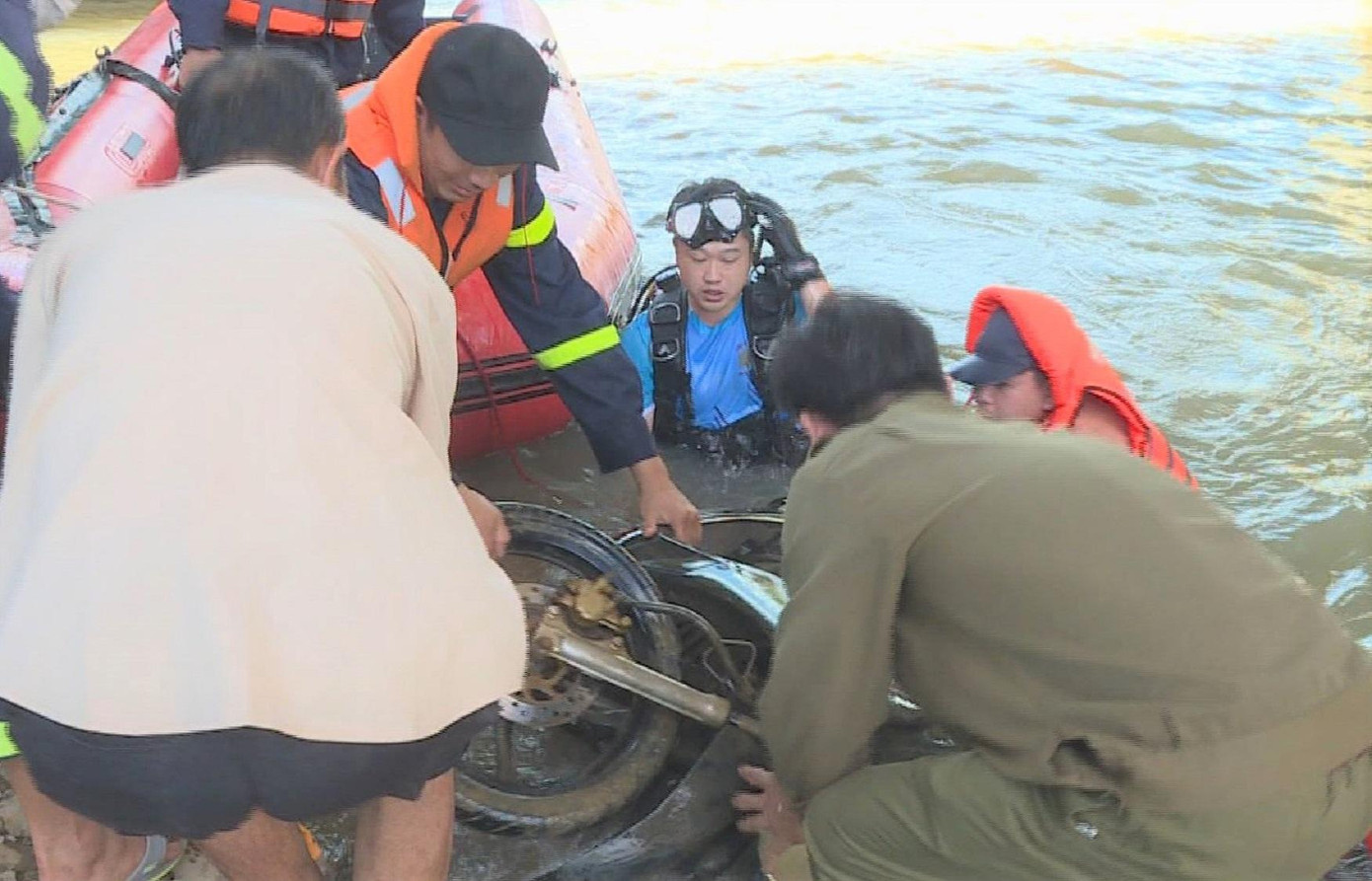 Lực lược chức năng trục vớt chiếc xe nhóm đối tượng vứt dưới sông Lực lược chức năng trục vớt chiếc xe nhóm đối tượng vứt dưới sông