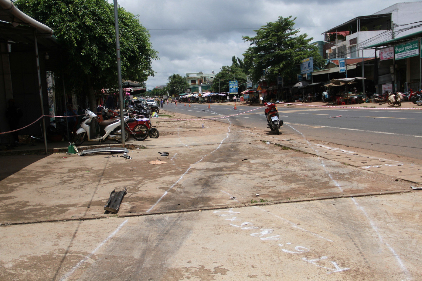 Hiện trường vụ tai nạn kéo dài vài trăm mét Hiện trường vụ tai nạn kéo dài vài trăm mét