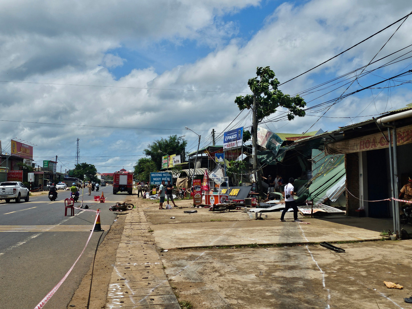 Chiếc container trượt rất dài trước khi lao vào nhà dân