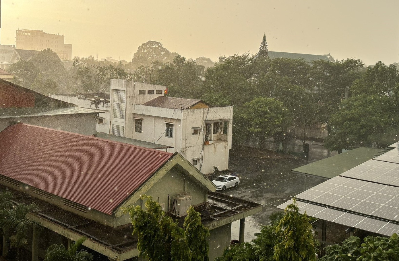 Mưa lớn xuất hiện đầu mùa hay kèm theo hiện tượng giông, lốc, sét nguy hiểm. Mưa lớn xuất hiện đầu mùa hay kèm theo hiện tượng giông, lốc, sét nguy hiểm.