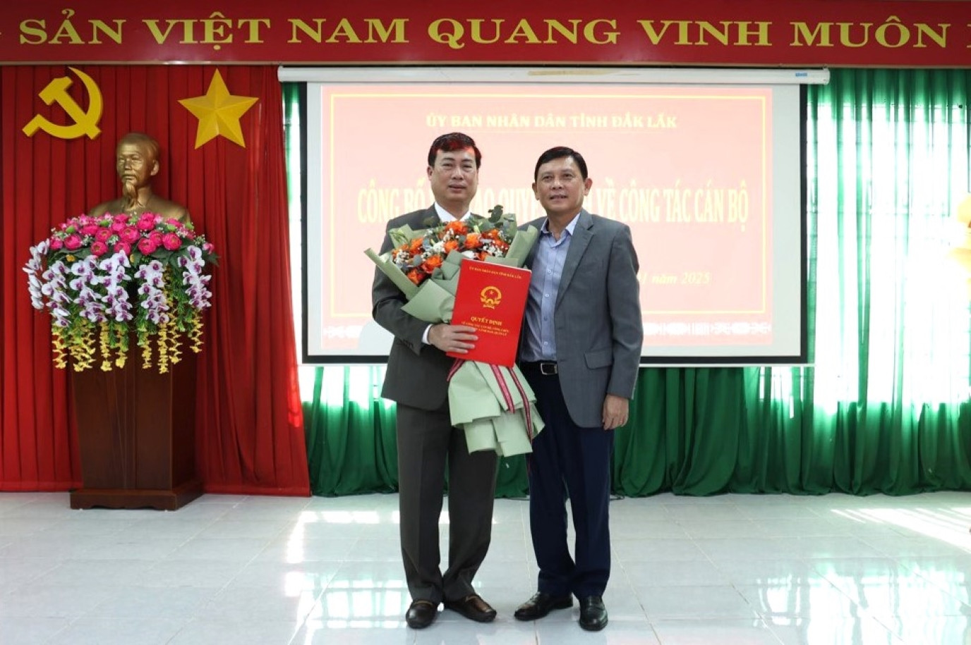 Ông Trần Hồng Tiến (bên trái) nhận quyết định nhiệm vụ mới. Ảnh: Minh Huệ Ông Trần Hồng Tiến (bên trái) nhận quyết định nhiệm vụ mới. Ảnh: Minh Huệ