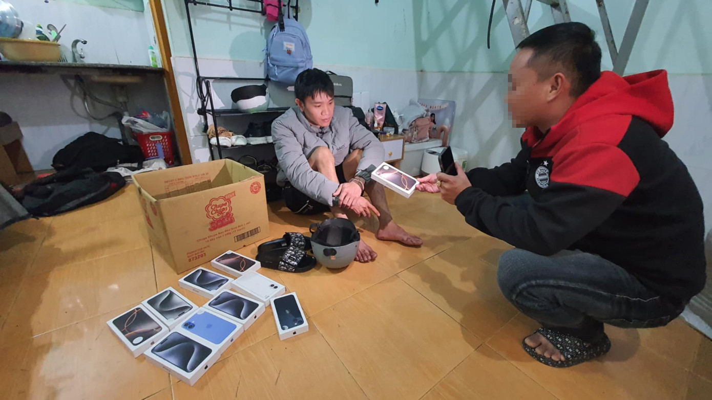 Đối tượng Quý (trái) cùng tang vật. Đối tượng Quý (trái) cùng tang vật.