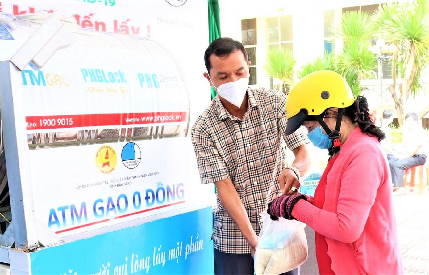 Ngoài nhận gạo, người dân còn được tặng khẩu trang y tế Ngoài nhận gạo, người dân còn được tặng khẩu trang y tế