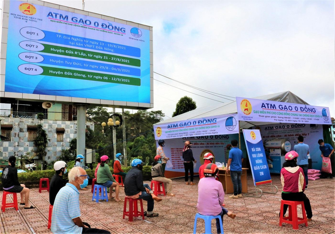 Người dân giữ khoảng cách, chờ nhận gạo Người dân giữ khoảng cách, chờ nhận gạo