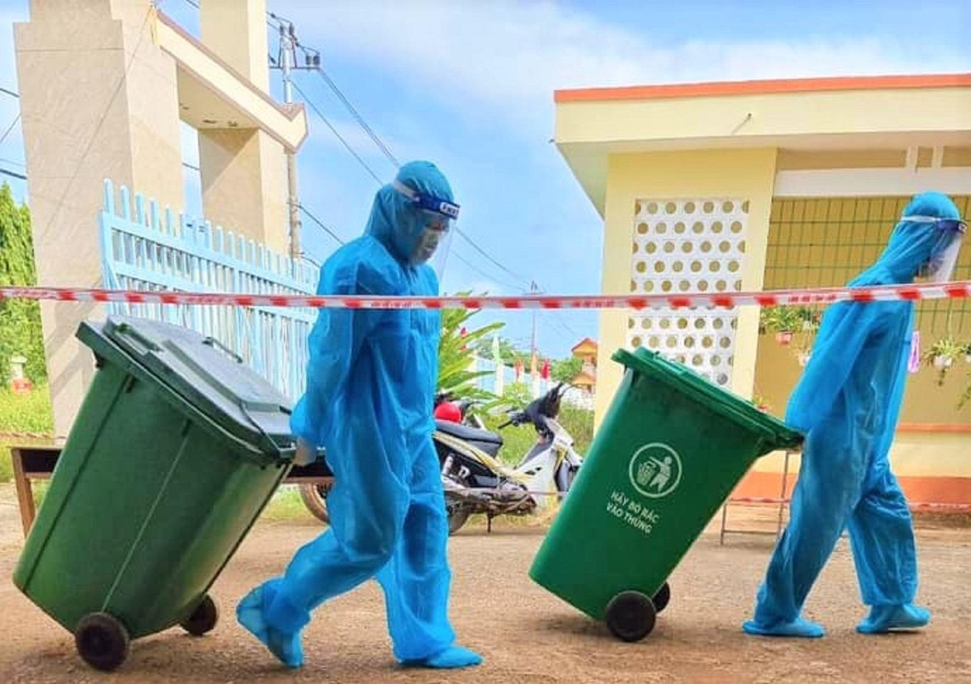 Tình nguyện viên làm việc trong khu vực cách ly Tình nguyện viên làm việc trong khu vực cách ly