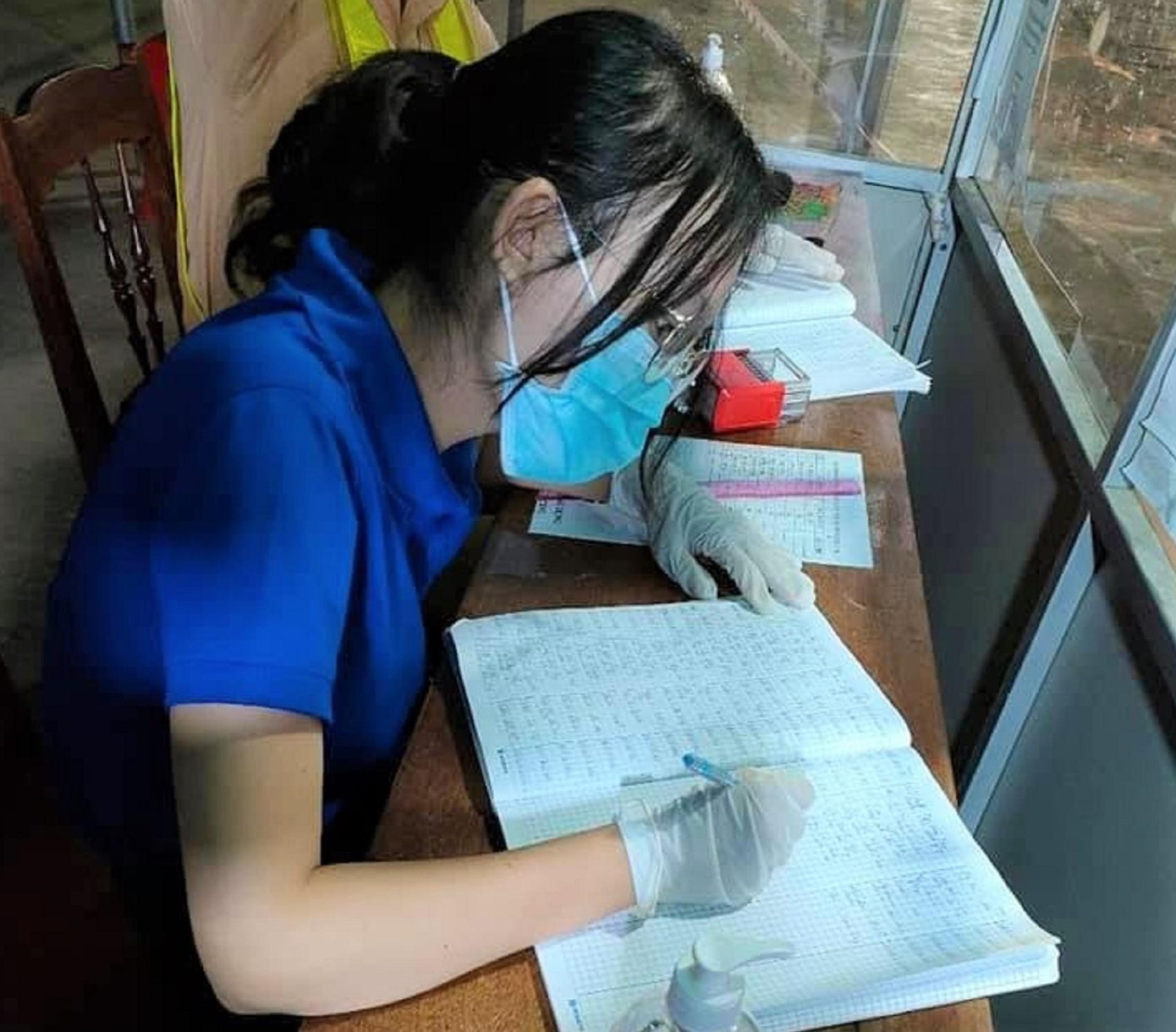 Tình nguyện viên tham gia hỗ trợ khai báo y tế Tình nguyện viên tham gia hỗ trợ khai báo y tế