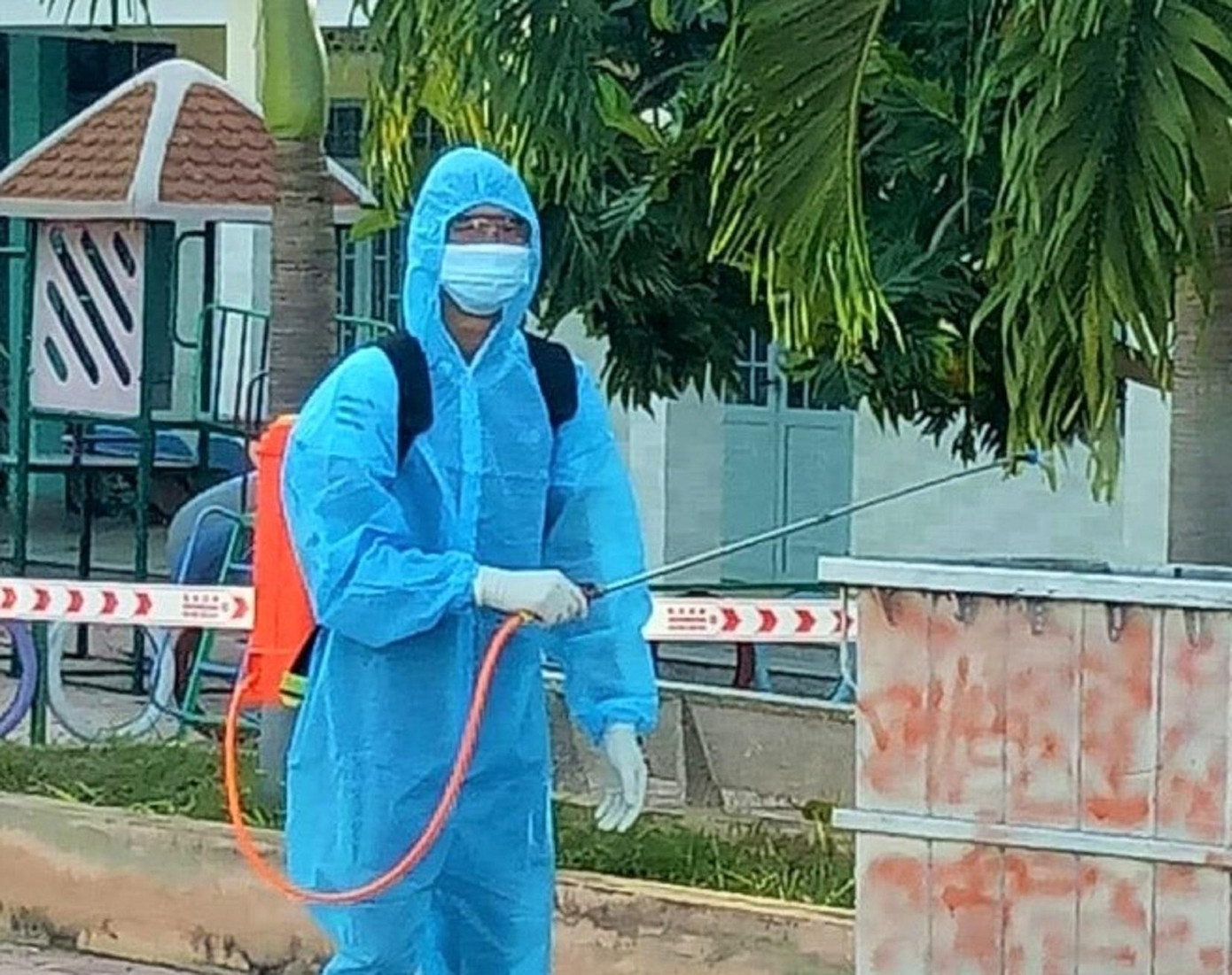 Một thanh niên nhận nhiệm vụ phun khử khuẩn Một thanh niên nhận nhiệm vụ phun khử khuẩn