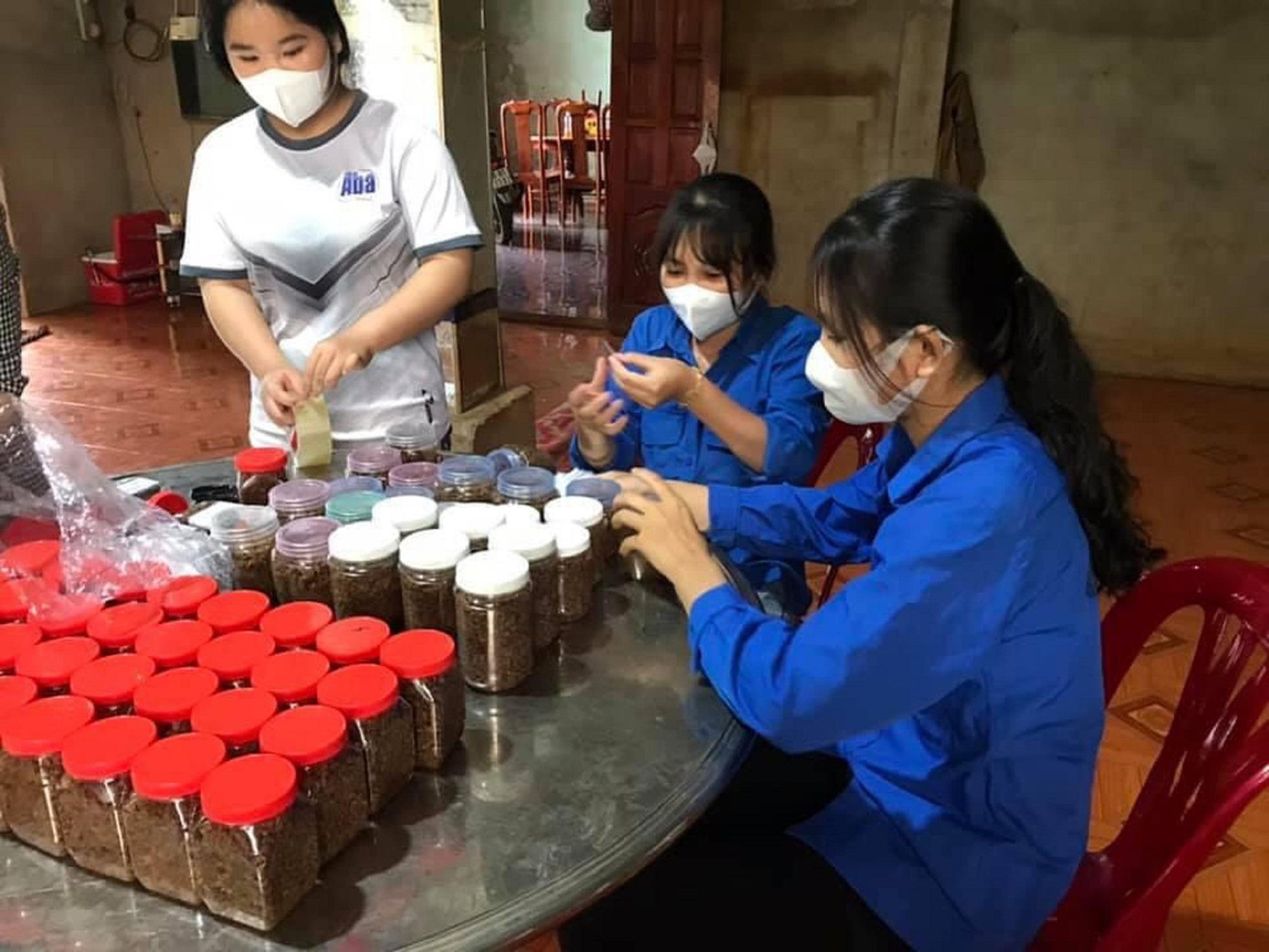 Các bạn đoàn viên tự tay làm đồ ăn đóng hộp, tặng tuyến đầu chống dịch Các bạn đoàn viên tự tay làm đồ ăn đóng hộp, tặng tuyến đầu chống dịch