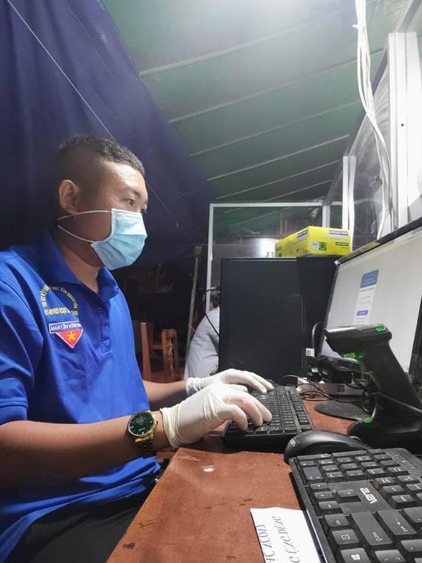 Đoàn thanh niên hỗ trợ nhập dữ liệu tại khu vực tiếp nhận thông tin khai báo y tế Đoàn thanh niên hỗ trợ nhập dữ liệu tại khu vực tiếp nhận thông tin khai báo y tế