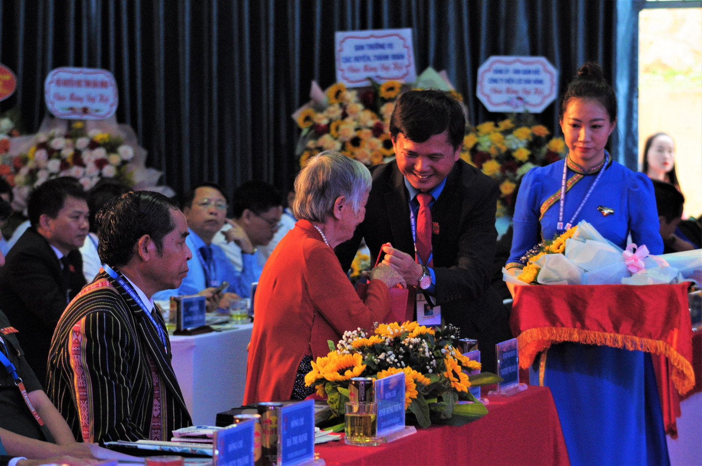 Anh Châu Ngọc Lương - Bí thư Tỉnh Đoàn khóa III tặng quà tri ân Mẹ Việt Nam Anh hùng