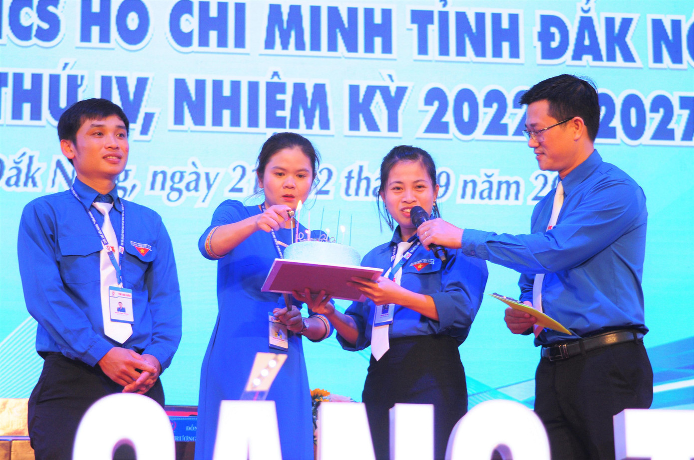 Hai đoàn viên được thổi nến sinh nhật trong ngày diên ra Đại hội Đoàn