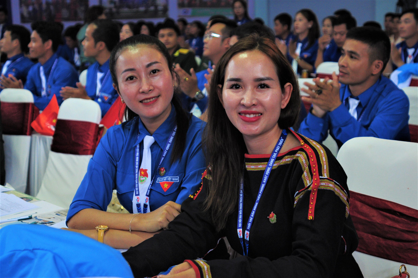 Đại biểu mặc thổ cẩm truyền thống dự đại hội