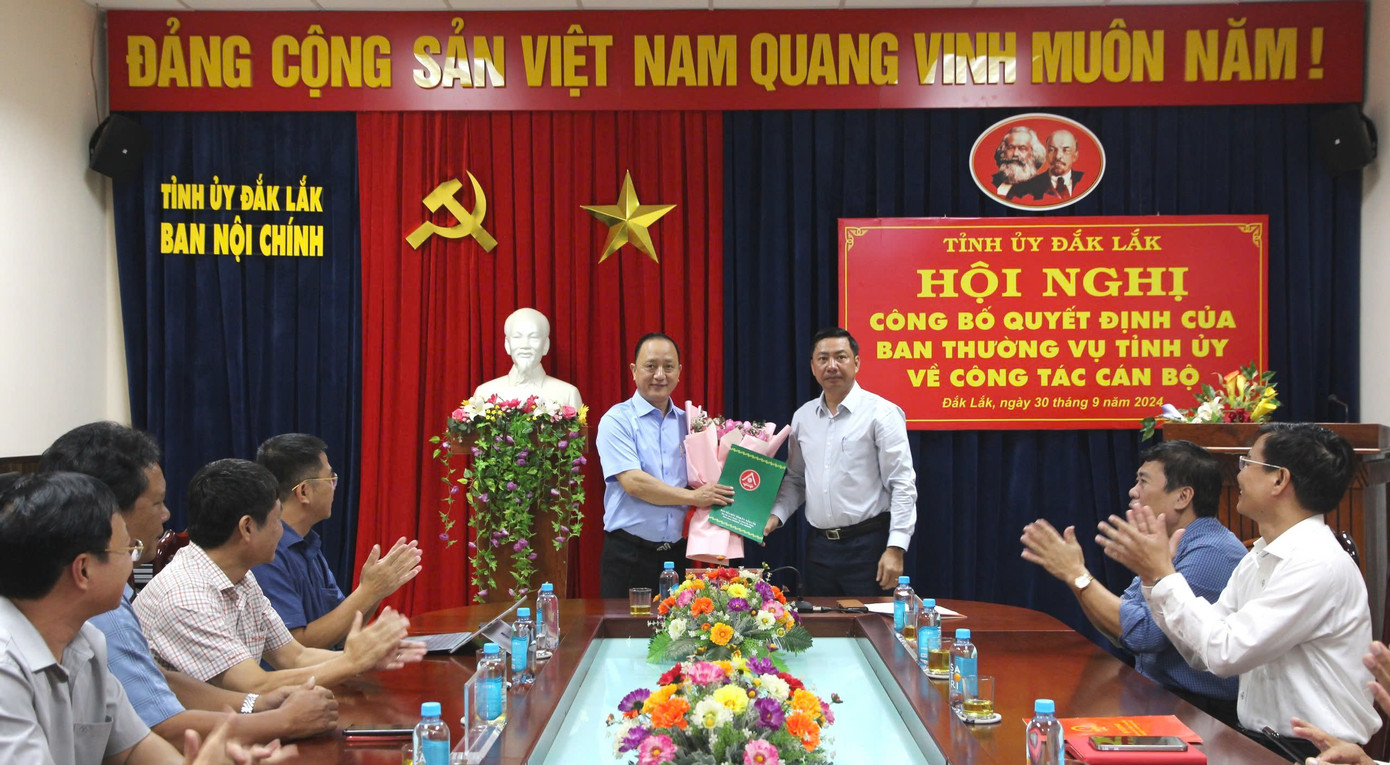 Ông Hà Huy Quang (trái), nhận quyết định làm Phó ban Nội chính Tỉnh ủy. Ông Hà Huy Quang (trái), nhận quyết định làm Phó ban Nội chính Tỉnh ủy.