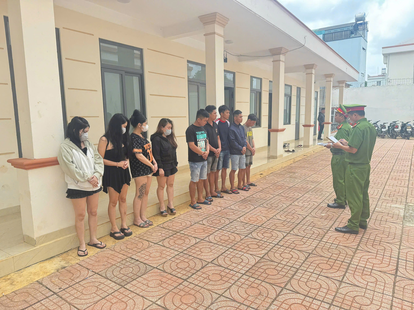 Nhóm thanh niên sử dụng ma tuý trong quán karaoke Nhóm thanh niên sử dụng ma tuý trong quán karaoke