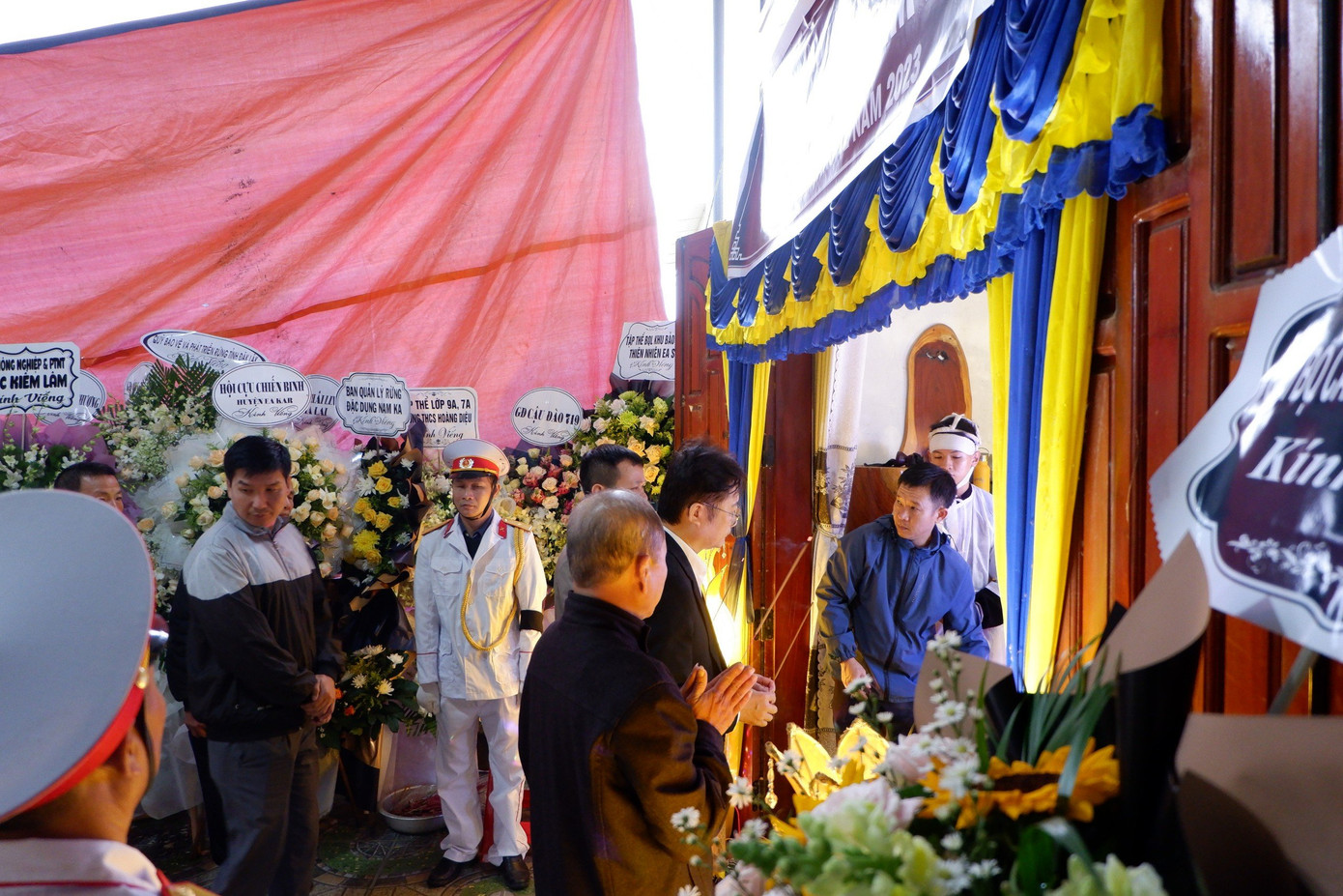 Lãnh đạo ngành nông nghiệp đến viếng, chia buồn cùng gia đình ông Anh
