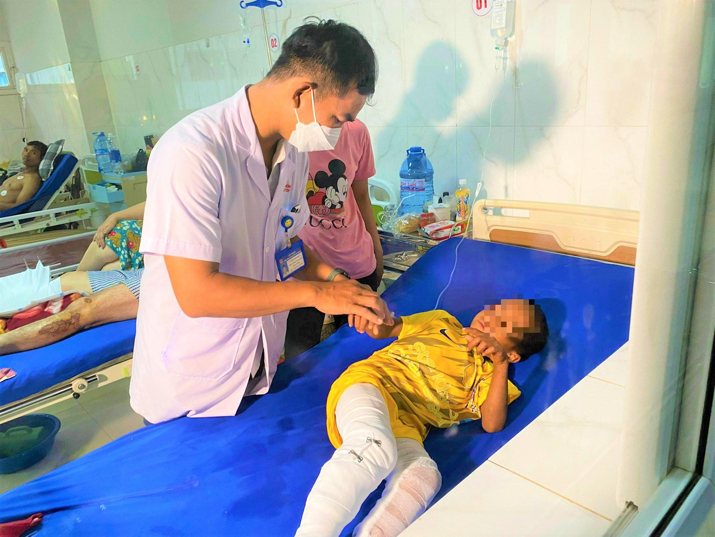 Bé trai bị bỏng được chăm sóc tại bệnh viện