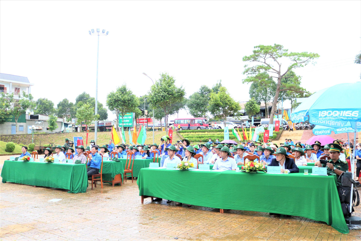 Lễ phát động cao điểm Chiến dịch Thanh niên tình nguyện diễn ra dưới thời tiết mưa phùn