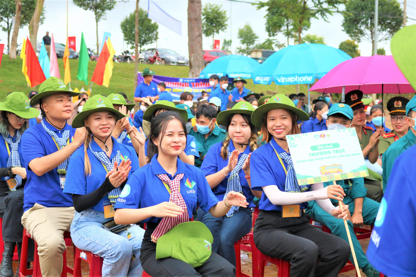 Các bạn tình nguyện viên háo hức tham gia chương trình