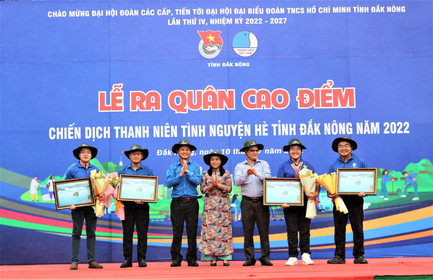 Đại diện Tỉnh Đoàn Đắk Nông tặng hoa cho các đơn vị tham gia chiến dịch tình nguyện hè