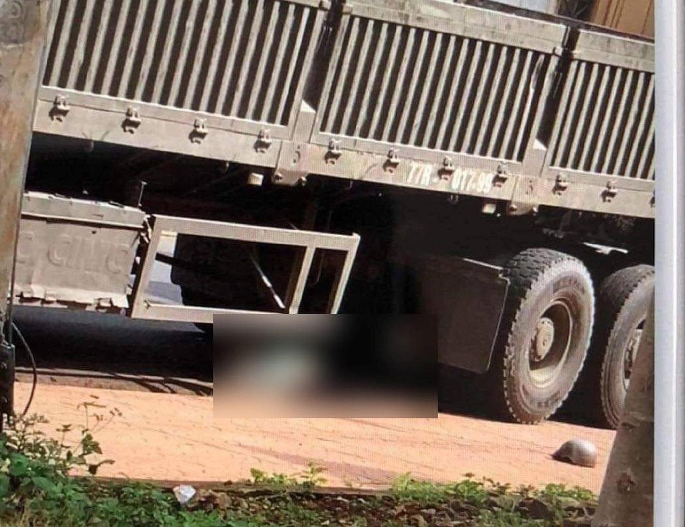 Nữ sinh H. nằm dưới xe đầu kéo