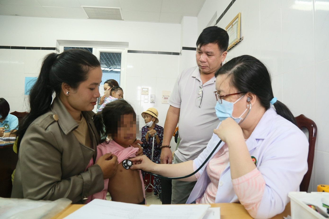 Các bác sĩ khám cho trẻ nhỏ Đắk Lắk